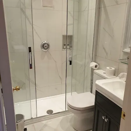 The Arms Hotel 3*