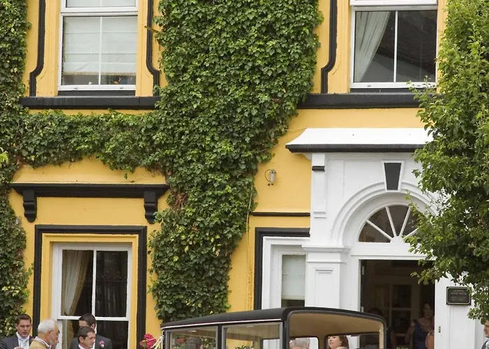The Arms Hotel 3*